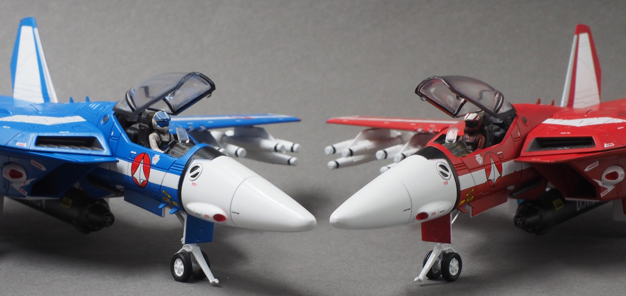 /macross-calibre-wings-max-miriya-1-72-vf-1j-fighter-valkyrie-gift-set/ product image