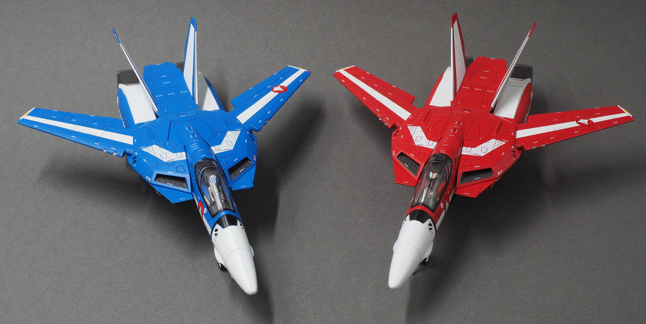/macross-calibre-wings-max-miriya-1-72-vf-1j-fighter-valkyrie-gift-set/ product image