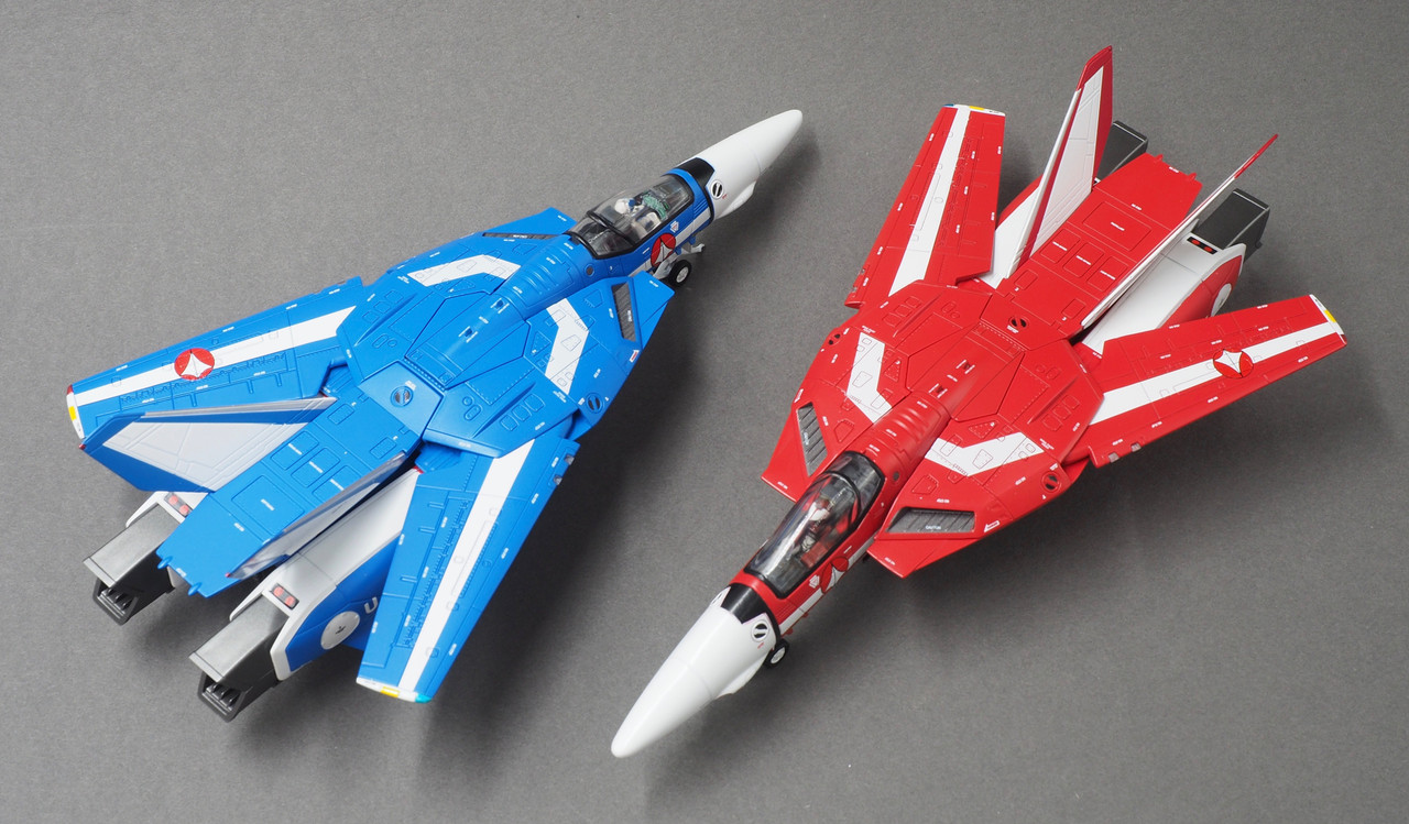 /macross-calibre-wings-max-miriya-1-72-vf-1j-fighter-valkyrie-gift-set/ product image
